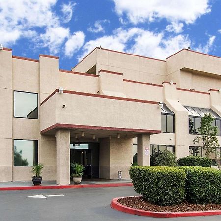 San Bernandino Inn & Suites 圣贝纳迪诺 外观 照片